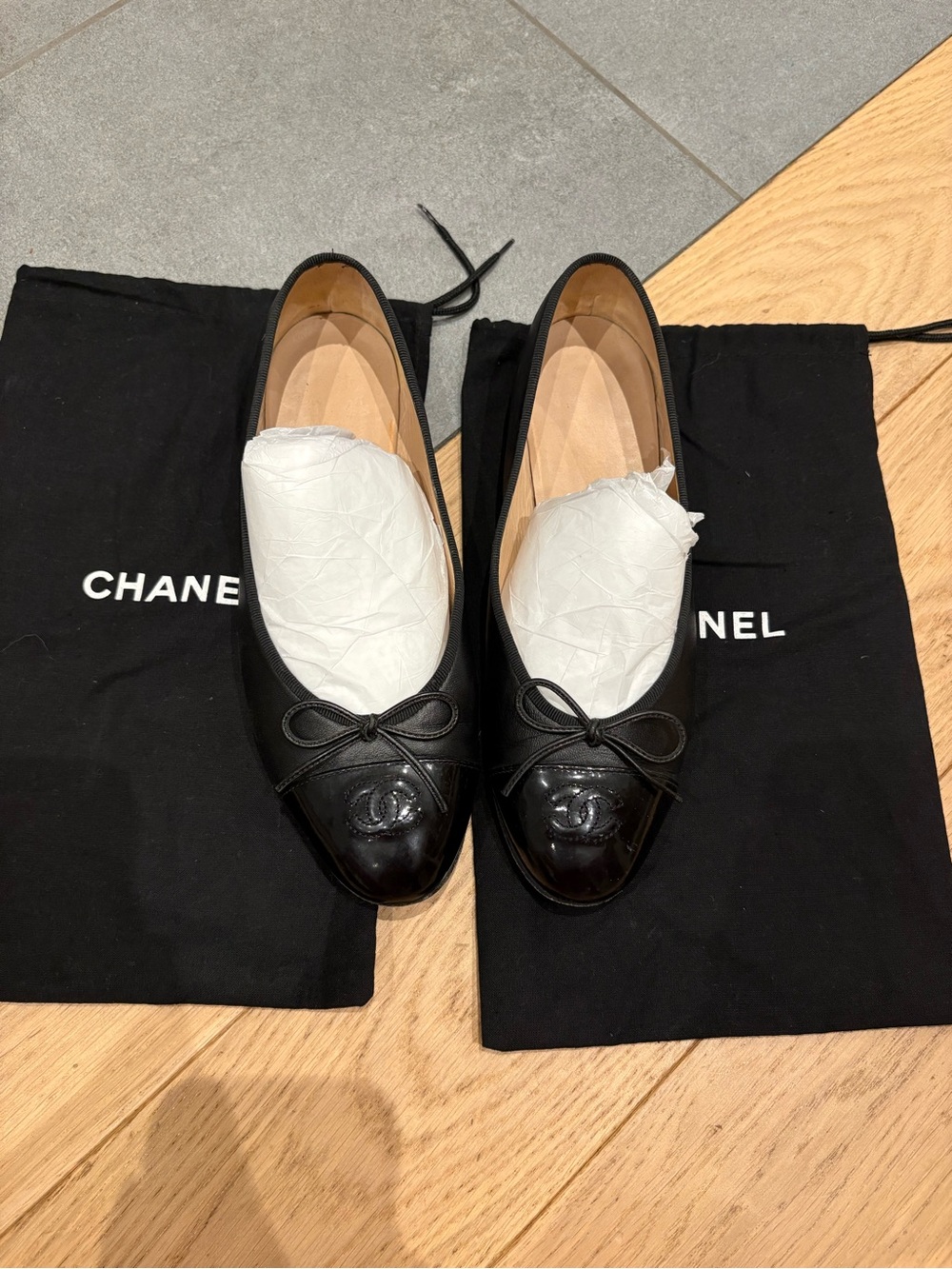 CHANEL Black Leather and Patent Cap-Toe Ballet Flats with Bow